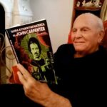 Il Maestro Castellari che legge con entusiasmo il libro di Paolo Prevosto Guida ai film di fantascienza di John Carpenter