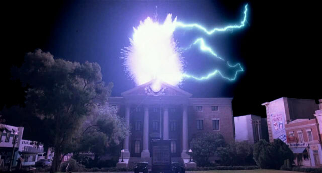 12 novembre del 1955: un fulmine colpisce la torre dell’orologio di Hill Valley