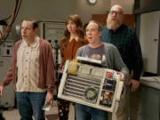 Le prime immagini dello spin-off di The Big Bang Theory Stuart Fails to Save the Universe
